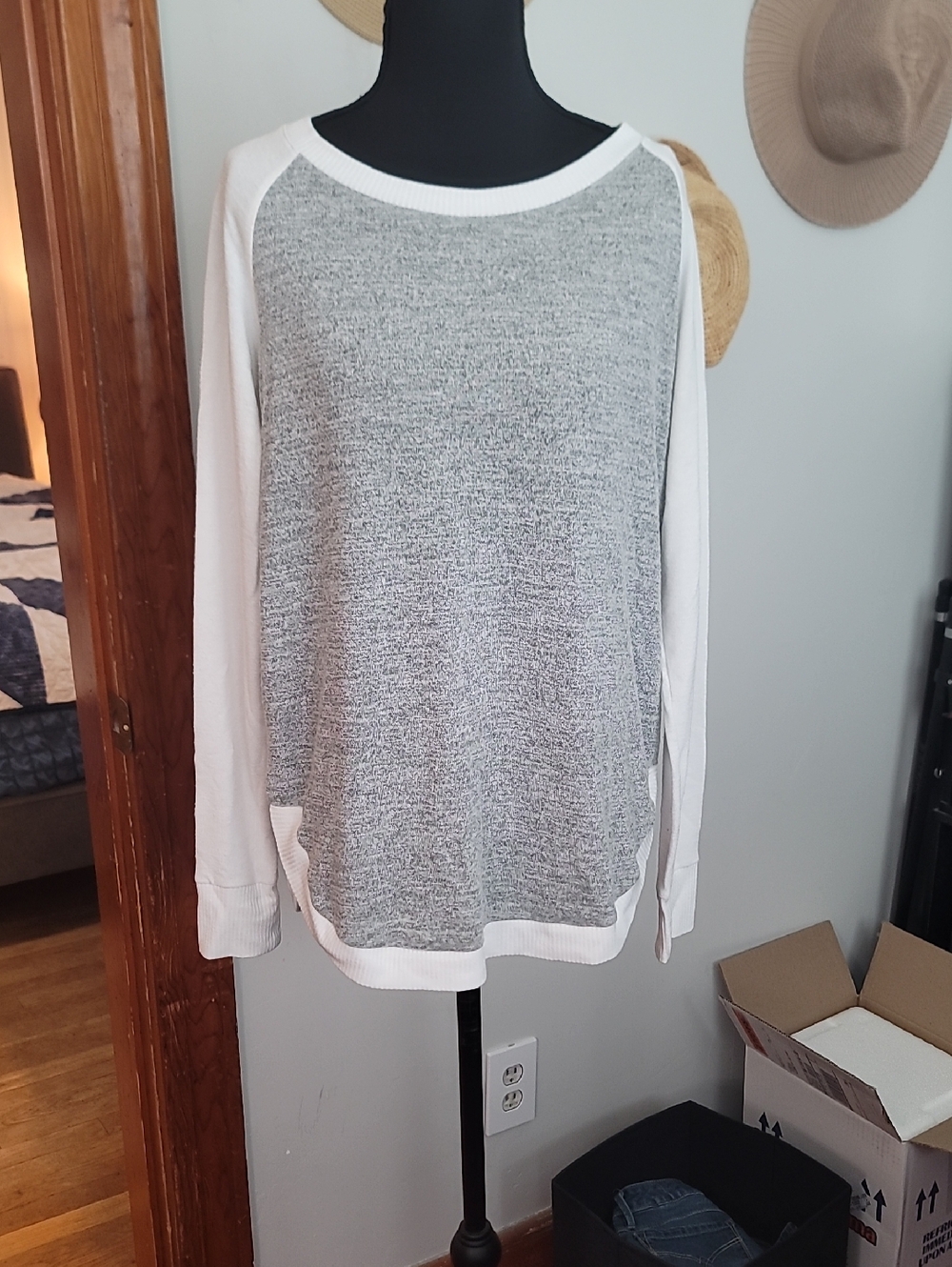 GAP Women's Gray and White  Crewneck
